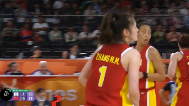 高难度！张曼曼持球面对防守 强投三分压哨命中
